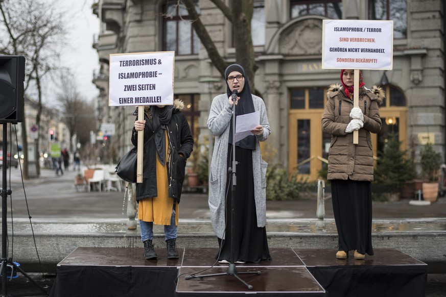Mitglieder der Vereinigung Islamische Jugend Schweiz (VIJS) und des Islamischen Zentralrats der Schweiz (IZRS) gaben an Heiligabend in Zürich ihre Meinung gegen den Terror in Berlin und den Anschlag auf eine Zürcher Moschee kund.