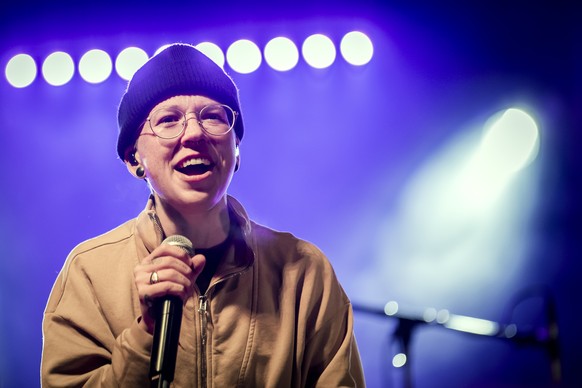 La chanteuse Stefanie Heinzmann pendant le concert &quot;Back on Tour&quot; lors de la Semaine nationale de la vaccination le mardi 9 novembre 2021 a Lausanne. (KEYSTONE/Jean-Christophe Bott)