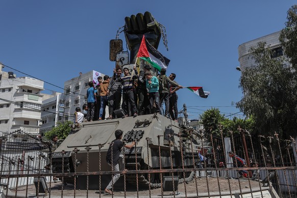epa09891917 Palestinian Hamas and Islamic Jihad supporters protest following clashes at Jerusalem&#039;s Al-Aqsa Mosque compound between Israeli police and Palestinians, east of Gaza City, 15 April 20 ...