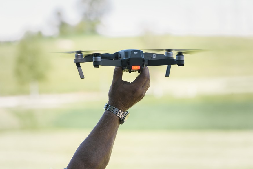 ARCHIVBILD ZUR FORDERUNG VON TA-SWISS NACH KLAREREN REGULIERUNGEN VON ZIVILEN DROHNEN --- Eine DJI Mavic Drohne, aufgenommen wahrend des Praxisteils eines Drohnenkurses des Schweizerischen Verbands Zi ...