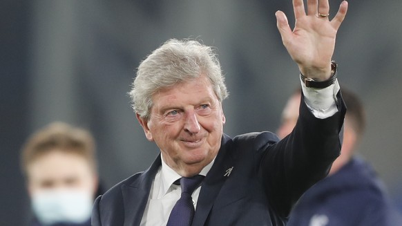 FILE - Crystal Palace&#039;s manager Roy Hodgson applauds fans at the end of the English Premier League soccer match between Crystal Palace and Arsenal, at Selhurst Park in London, England, Wednesday, ...