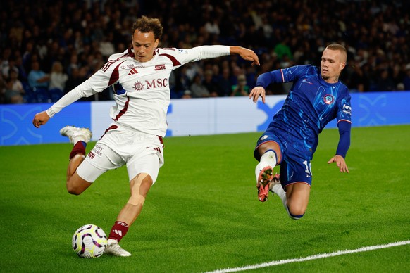 epa11560475 Julian Von Moos of Servette (L) prepares a cross under pressure from Mykhalio Mudryk during the UEFA Conference League play-offs, 1st leg match between Chelsea and Servette in London, Brit ...