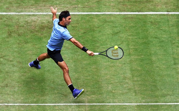 epa06039574 Switzerland&#039;s Roger Federer in action against Japan&#039;s Yuichi Sugita during their first round match of the ATP tennis tournament in Halle, Germany, 20 June 2017. EPA/TYLER LARKIN