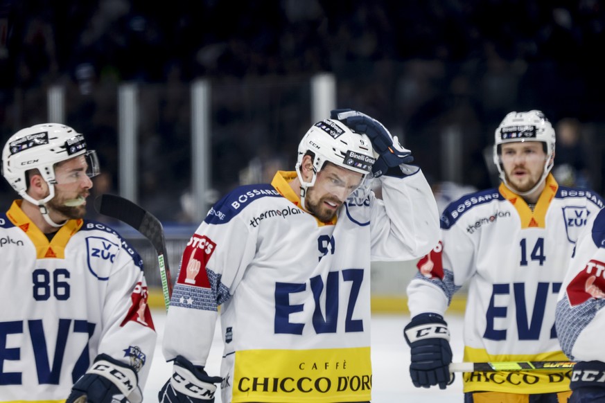 L-R, Zugs Marco Mueller, Zugs Anton Lander, Zugs Livio Stadler, reagieren waehrend der 2. Partie des Playoff-Finals der National League zwischen den ZSC Lions und dem EV Zug, am Mittwoch, den 20. Apri ...