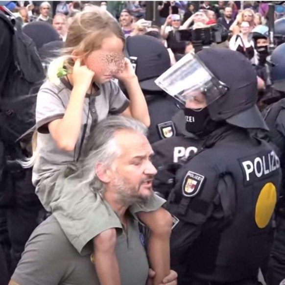 Massenhafte Maskenatteste: Die dramatischen Folgen für Coronaleugner-Ärzte\nKron ist ein ganz „netter“ Geselle. 
Nimmt regelmässig sein Kind mit an vorderster Front auf Querdenker Demos. 
Darf hier ga ...