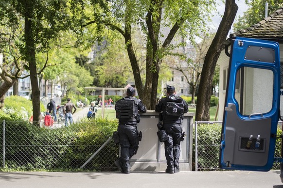Polizisten verweilen in der Naehe des Helvetiaplatzes und warten die Nachdemonstration ab, nach dem traditionellen 1. Mai-Umzug am Tag der Arbeit in Zuerich, aufgenommen am Dienstag, 1. Mai 2018. (KEY ...
