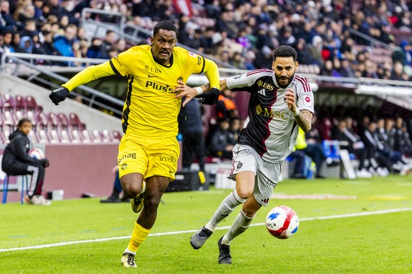 Sergio Cordova (YB), left, fights for the ball with Dylan Bronn (SFC), right, during the Super League soccer match of Swiss Championship between Servette FC, SFC, and BSC Young Boys, YB, at the Stade  ...