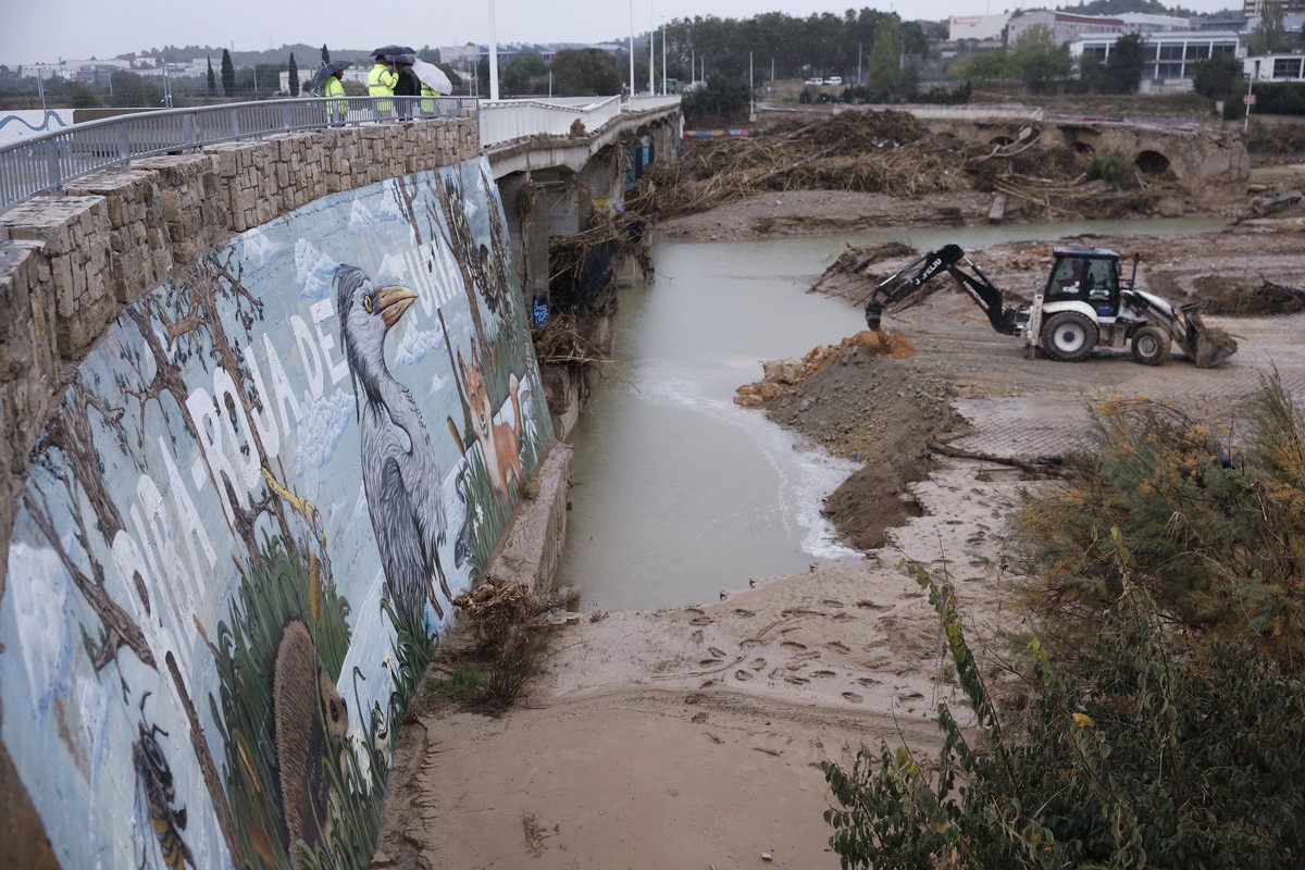 epa11717839 View of the bridge in the Valencian town of Riba-roja, in Valencia, Spain, 13 November 2024. The municipalities in Valencia affected by the DANA (high-altitude isolated depression) weather ...
