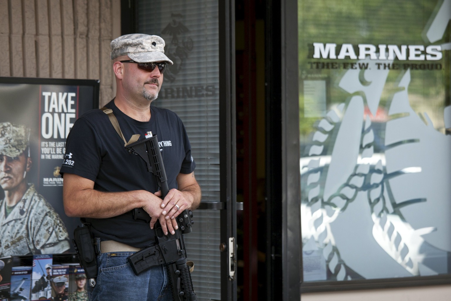 Ein bewaffneter Armee-Veteran steht Wache vor einem Rekrutierungsbüro der Marine-Infanteristen (23.07.2015).