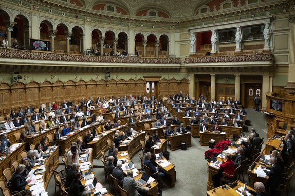 Parlamentarier stimmen ab waehrend der Wintersession der Eidgenoessischen Raete, am Dienstag, 13. Dezember 2022 im Nationalrat in Bern. (KEYSTONE/Anthony Anex)