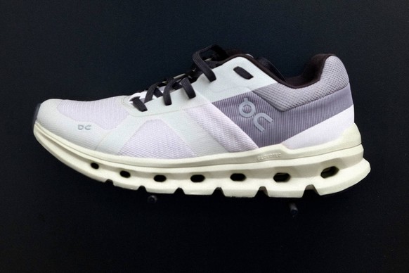 Freiburg, Deutschland, Europa Laufschuh der Marke On - Modell mit CloudTec-Sohle, moderne Sportschuhtechnologie, Schweizer Design, Trendmarke, Fitness, Athleisure, Sport und Lifestyle, atmungsaktiv, D ...