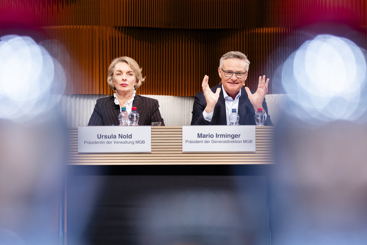 Mario Irminger, Praesident der Generaldirektion des Migros-Genossenschafts-Bundes, links, spricht neben Ursula Nold, Verwaltungsratspraesidentin Migros-Genossenschafts-Bund, rechts, an einer Medienkon ...