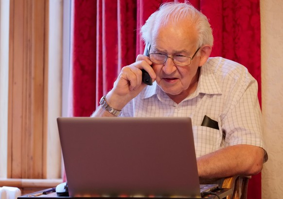 Der 80-Jährige hatte bereits 10'000 Franken dabei, als er sich bei der Polizei meldete.