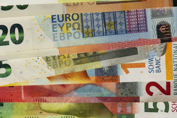 Schweizer Franken und Euro Banknoten fotografiert am 15. Juni 2020 in Zuerich. (KEYSTONE/Christian Beutler)