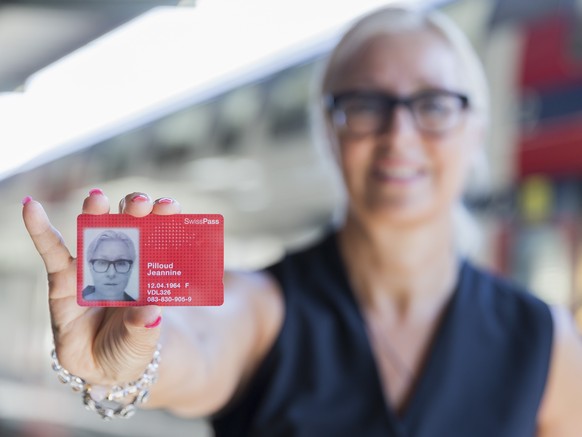 Die ehemalige Leiterin Personenverkehr der SBB, Jeannine Pilloud, zeigt ihren SwissPass.