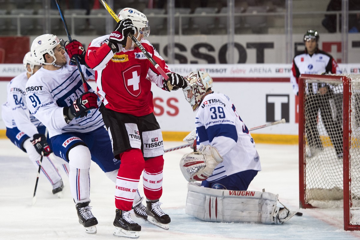 Switzerland's Gaetan Haas, center, scores the first goal during the Swiss Ice Hockey Challenge 2016 between Switzerland and France, at the Tissot Arena in Biel, Friday, 16 December 2016. (KEYSTON ...
