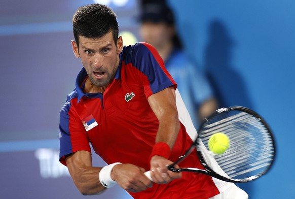 epa09376575 Novac Djokovic of Serbia returns to Kei Nishikori of Japan during the Men&#039;s Singles Quarterfinal Tennis match of the Tokyo 2020 Olympic Games at the Ariake Coliseum in Tokyo, Japan, 2 ...