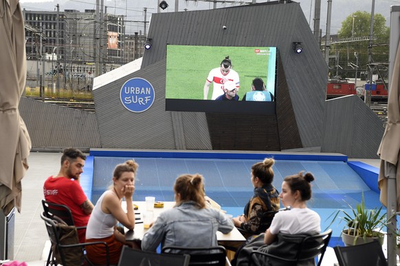 Schweizer Fussballfans beim Public Viewing Schweiz - Tuerkei im Urban Surf in Zuerich am Sonntag, 20. Juni 2021. (KEYSTONE/Walter Bieri)