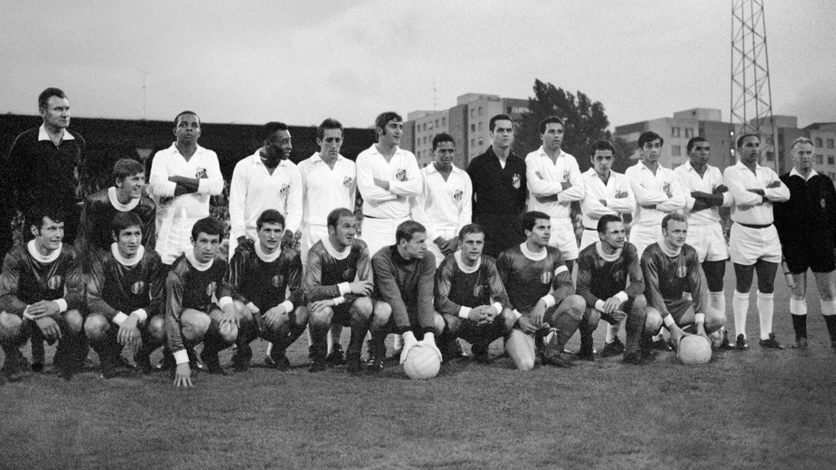 Mannschaftsfoto des FC Zuerich und Santos FC vor einem Freundschaftsspiel am 15. Juni 1968 im Stadion Letzigrund in Zuerich. 16 000 Zuschauer erlebten ein Fussballfest beim 5:4 Sieg des Zuercher Stadk ...