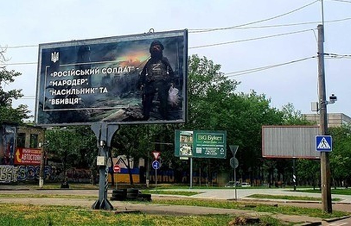 Un orc en uniforme. "Soldat russe : maraudeur, violeur et meurtrier" dit l'affiche à Mykolaïv.