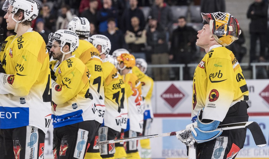 Berns Torhueter Tomi Karhunen, rechts, zeigt wie seine Mitspieler Enttaeuschung nach der Niederlage im Eishockey Meisterschaftsspiel der National League zwischen dem EHC Biel und dem SC Bern, am Samst ...