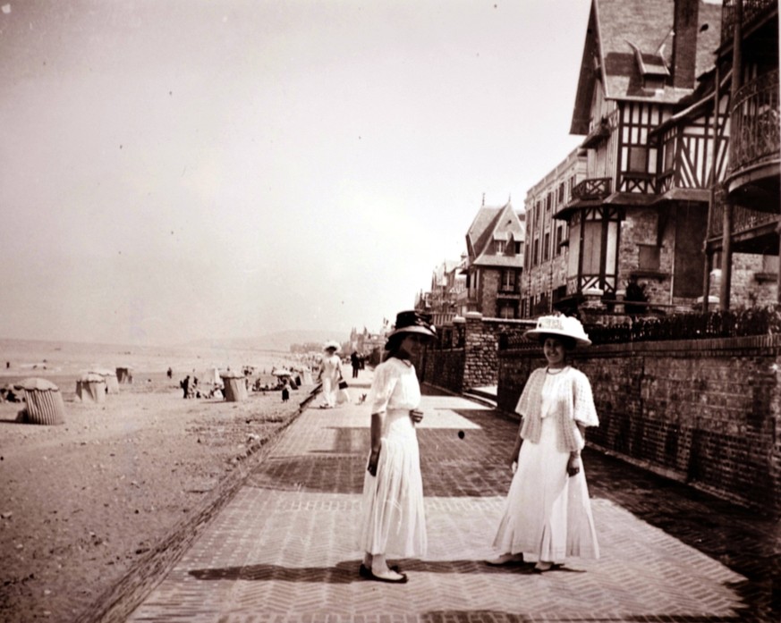 Beach scene along the French coast showing two women walking alongside the sand on holiday photographed circa 1895 WHA PUBLICATIONxINxGERxSUIxAUTxONLY ACHTUNG AUFNAHMEDATUM GESCHTZT Copyright WHA Unit ...