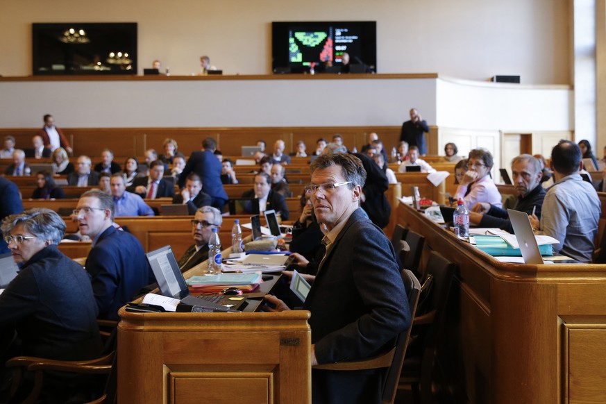 Ratsmitglieder debattieren waehrend einer Debatte am Dienstag, 26. Januar 2016 waehrend der Grossratssitzung im Berner Rathaus. Das bernische Kantonsparlament, der Grosse Rat, hat heute jenes Gesetz v ...