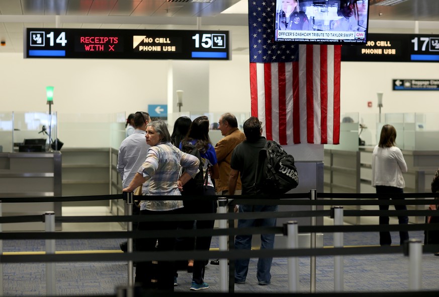 Warten vor der Passkontrolle. Wer ein US-Visum besitzt, hat noch keine Garantie, ins Land zu kommen.