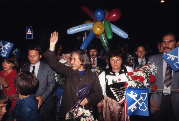 Bundesraetin Elisabeth Kopp wird am 2. Oktober 1984, am Abend nach ihrer Wahl in den Bundesrat, in ihrem Wohnort Zumikon herzlich empfangen. (KEYSTONE/Str) : DIA]