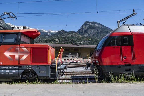 Zwei Lokomotiven der SBB, neben der Baustelle der neuen Instandhaltungshalle, an der Medienkonferenz SBB zum Ausbau des Servicestandorts Brig, am Dienstag, 26. Juni 2018, in Brig. Die SBB erweitert un ...