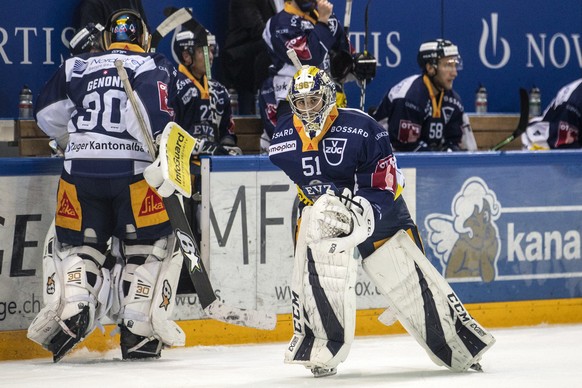 Zugs Torhueter Leonardo Genoni, links, geht vom Eis und Zugs Torhueter Luca Hollenstein, rechts, kommt aufs Eis beim Eishockey Meisterschaftsspiel der National League zwischen dem EV Zug und dem Lausa ...