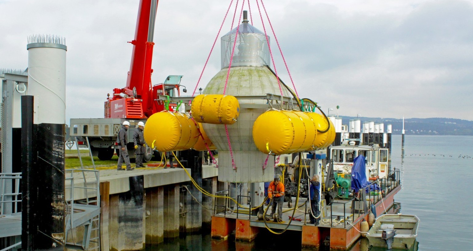 Die Testkugel wird am Bodensee verladen