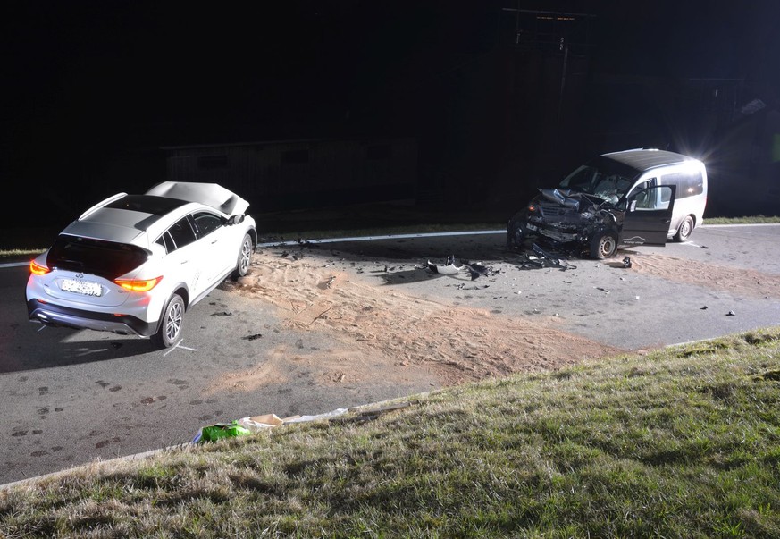 Niederdorf BL, 26. März 2018, 19:15 Uhr: Ein 54-Jähriger geriet mit seinem Auto in einer Rechtskurve auf
die Gegenfahrbahn und kollidierte frontal mit einem entgegenkommenden Personenwagen. Drei Verle ...