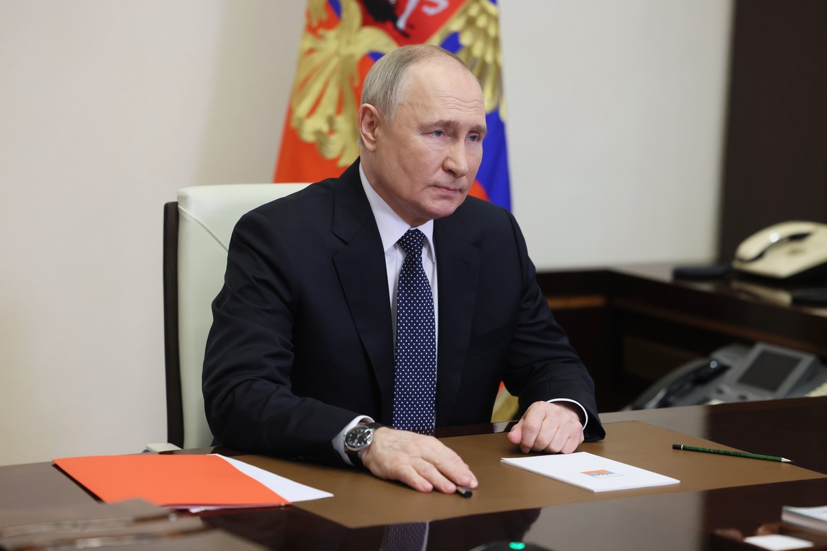 epa11222919 Russian President Vladimir Putin votes online during the presidential elections at the Novo-Ogaryovo state residence, outside Moscow, Russia, 15 March 2024. Voting will last three days: Ma ...