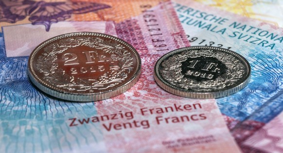 Banknoten und Muenzen, fotografiert in Basel am Dienstag, 12. Januar 2021. Die Volksinitiative &quot;Kein Lohn unter 23 Franken&quot; fordert die Einfuehrung eines kantonalen Mindestlohns von CHF 23.0 ...