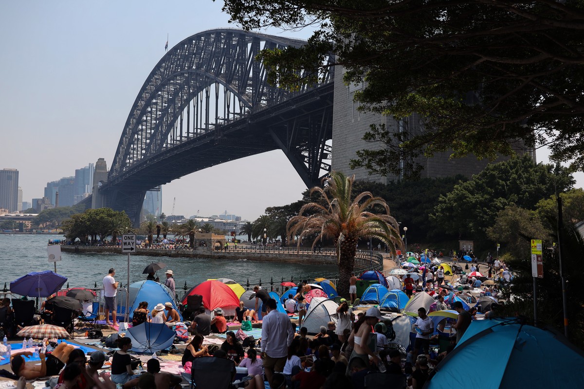 epa08095508 Crowds gather at Kirribilli ahead of the New Year's Eve fireworks display in Sydney, Australia, 31 December 2019. EPA/CITY OF SYDNEY - PAUL BRAVEN AUSTRALIA AND NEW ZEALAND OUT EDITOR ...
