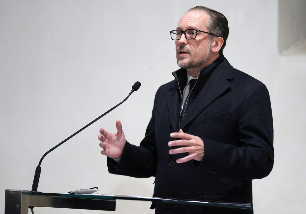 epa09559614 Austria Chancellor Alexander Schallenberg addressing a ceremony in Vienna's Ruprechtskirche, Austria 02 November 2021, marking the first anniversary of the Vienna terror attacks. Four ...