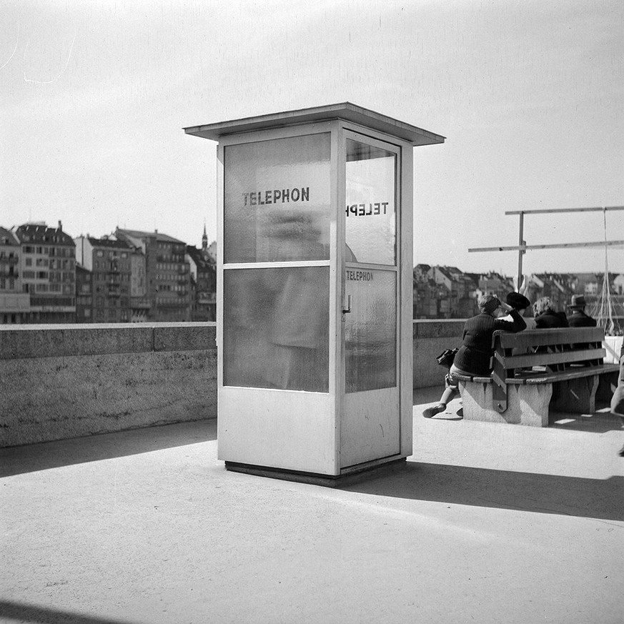 Eisen-Glas-Telefonkabine in Kleinbasel. Aufnahme von 1946. Kabinen in dieser Form sind zwischen 1945 und 1975 in der Schweiz Standard.