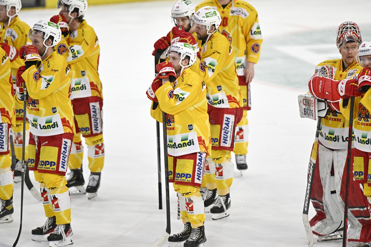 Frust bei den Bielern im siebten Eishockey Playoff-Viertelfinalspiel der National League zwischen den ZSC Lions und dem EHC Biel-Bienne im Hallenstadion in Zuerich am Montag, 4. April 2022. (KEYSTONE/ ...
