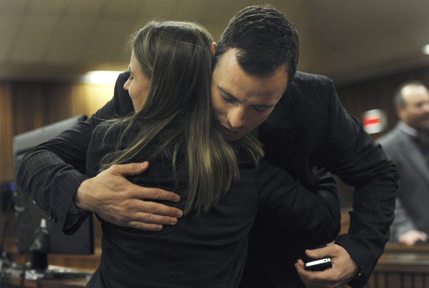 Oscar Pistorius im Gericht mit seiner Schwester Aimee, die im Video das Opfer imitieren muss.