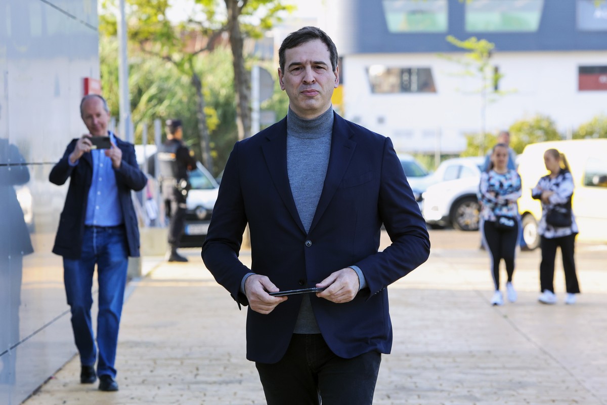 epa12053530 David Sanchez, the brother of Spanish Prime Minister Pedro Sanchez, arrives to testify in the case of his alleged irregular hiring as the head of the performing arts office within the prov ...