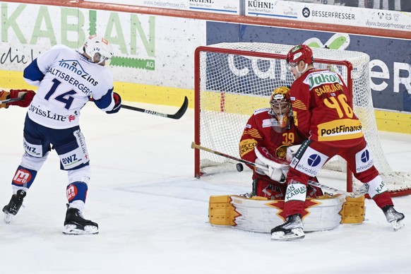 Tigers Goalie Luca Boltshauser, und Vili Saarijaevi, rechts, im Kampf um den Puck gegen Lions Chris Baltisberger, links, waehrend dem Qualifikations-Spiel der National League, zwischen den SCL Tigers  ...