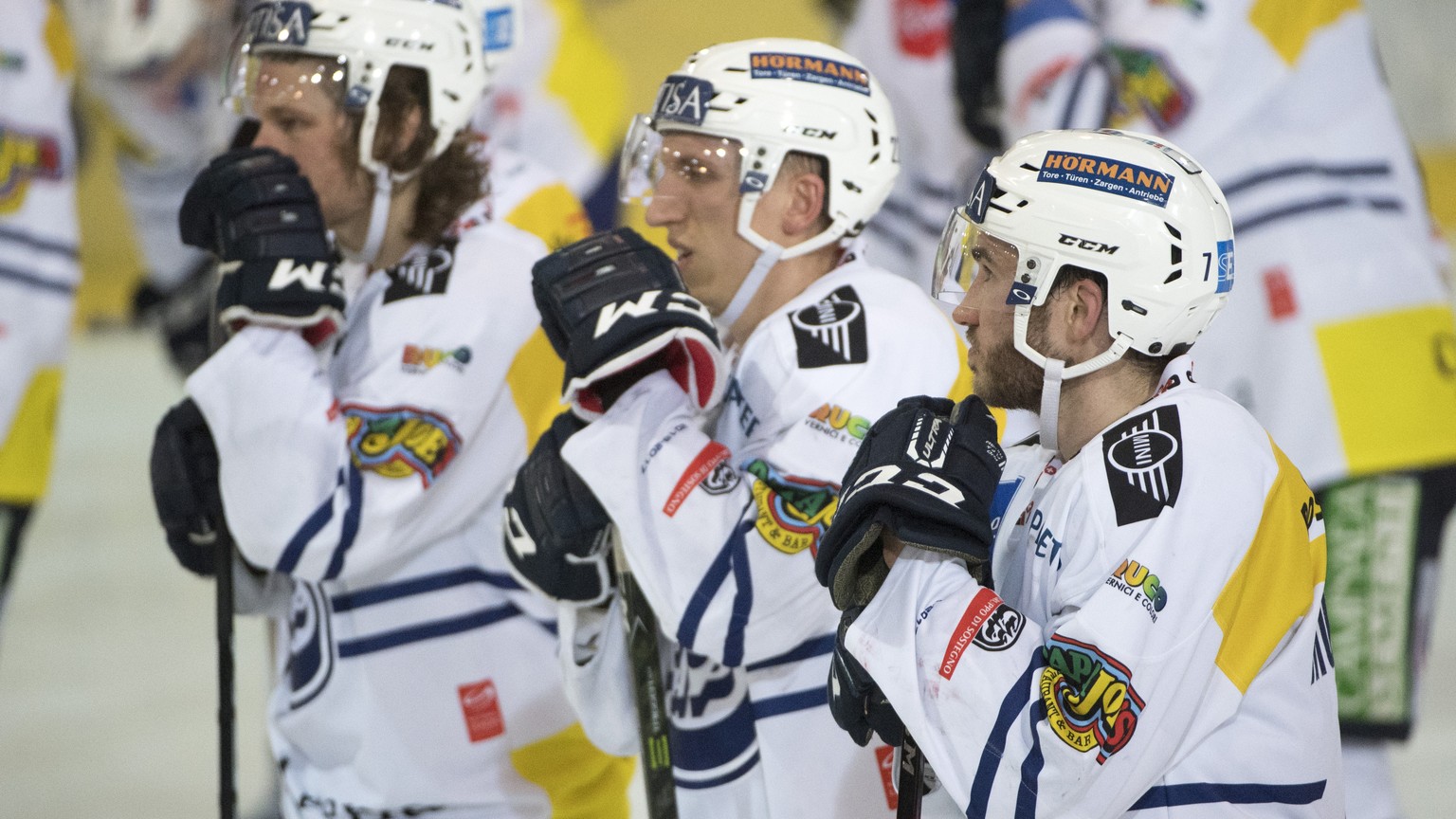 Ambris Spieler geschlagen nach dem dritten Playout-Finalspiel der National League A, zwischen dem HC Fribourg-Gotteron und dem HC Ambri-Piotta, am Samstag 25. März 2017, in der BCF Arena in Fribourg.  ...