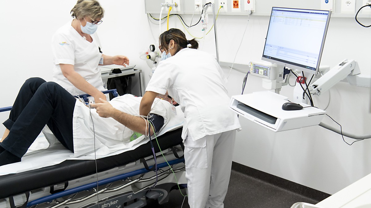 Ein Patient mit einer Coronavirus-Ansteckung wird auf der Notaufnahme eines Spital behandelt. Die Zahl der Covid-19-Fälle in der Schweiz hat nach Angaben des BAG erneut zugenommen. (Archivbild)