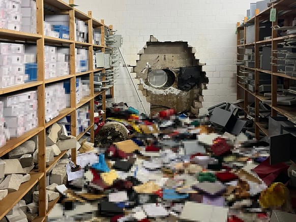 Die Täter haben von einem Nebenraum aus ein grosses Loch gebohrt, um in den Tresorraum zu gelangen.