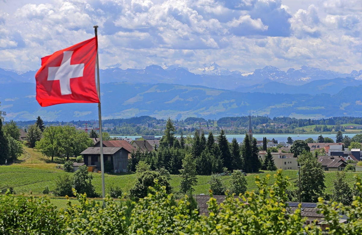Panorama in der Region Pfäffikon ZH, Kanton Zürich mit Schweizer Flagge und Alpen. Panorama in der Region Pfäffikon ZH, Kanton Zürich mit Schweizer Flagge und Alpen. Pfäffikon ZH Kanton Zürich Schweiz ...