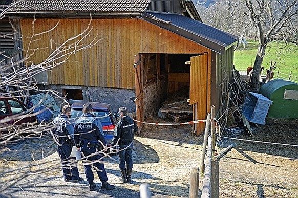 Schiessunfall in Mels: Die Polizei sichert Spuren.