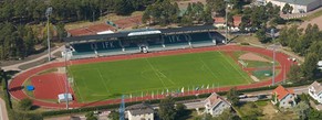 ... das Stadion mit der Haupttribüne.