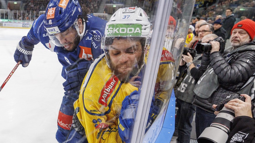 ZSC Lions Stuermer Willy Riedi gegen HC Davos Stuermer Julian Schmutz waehrend dem fuenften Eishockeyspiel im Playoff 1/4 Final der National League zwischen den ZSC Lions und dem HC Davos am Freitag, ...