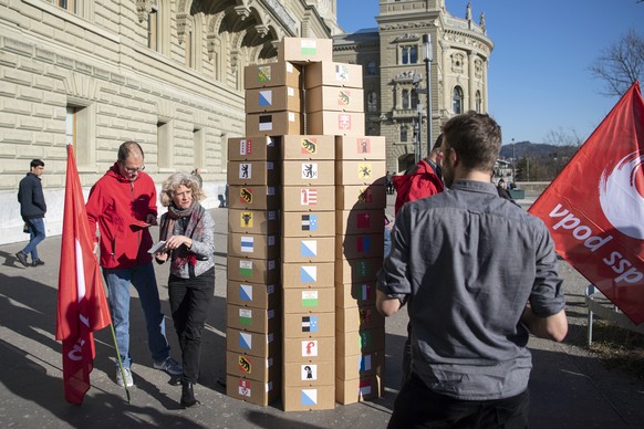 Personen reichen rund 60 000 Unterschriften gegen das Referendum fuer den digitalen Schweizer Pass, E-ID, ein, am Donnerstag, 16. Januar 2020, in Bern. (KEYSTONE/Peter Schneider)